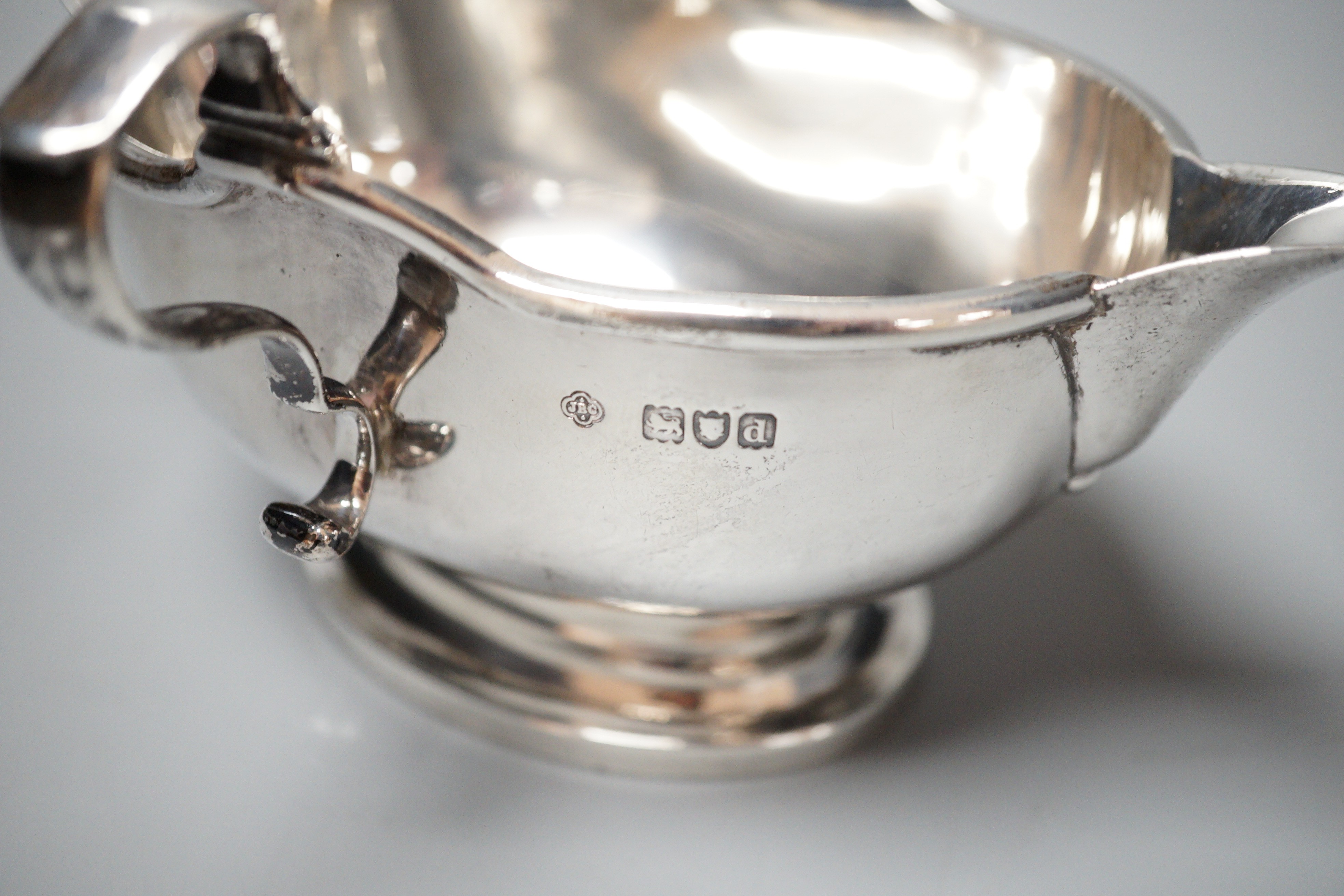 A late Victorian silver two handled double lipped sauceboat, J.J. Chatterley & Sons, London 1899, length 18.6cm